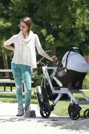 $Jessica+Alba+Jessica+Alba+Cash+Warren+Go+Park+xi5UwwQk7WLl.webp