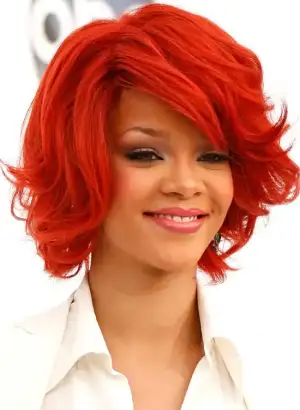 rihanna_kisa_kirmizi_sac_modeli.webp