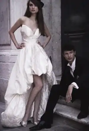 $&#214;n&#252;-K&#305;sa-Arkas&#305;-Uzun-Gelinlik-Modelleri-1.webp