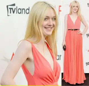 $dakota-fanning-afi-awards-with-julia-roberts-13.webp