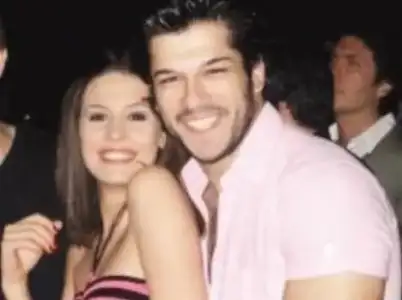 $burak-ozcivit-zeynep-dortkardesler-ile-ayrilik-haberlerini-yalanladi-2010-08-22.webp