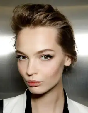 $hbz-Modern-Cat-Eyes-Dolce-e-Gabb-makeup-trend-ss12-de.webp