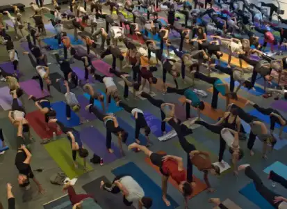 $yogis-yoga-at-moma-chandrasana-10.webp