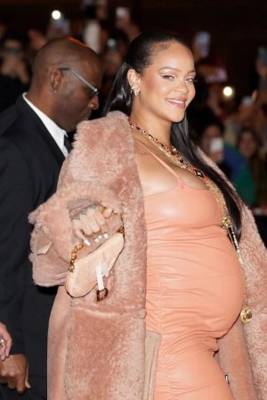 Rihanna'nın En İyi Hamile 5 Görünümü 2023