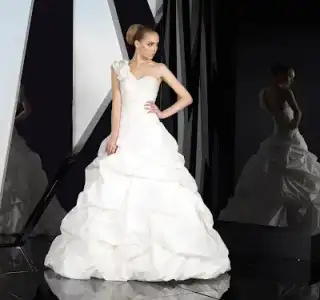 $tek omuz akay gelinlik modeli.webp