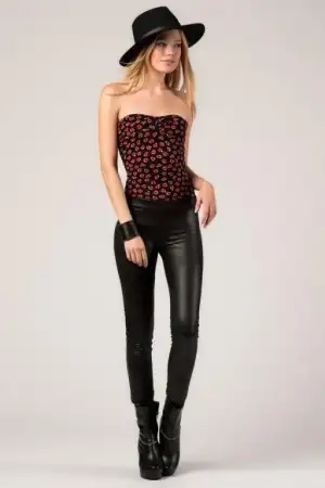 $Bershka-yeni-&#252;r&#252;n-koleksiyonu (14).webp