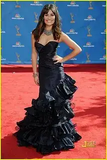 $lea-michele-emmy-awards-2010-04.webp