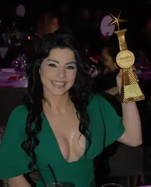 $merve-bolugur-silikon-01.webp