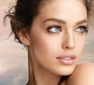 $dream-mousse-blush_model-shot_115706.webp