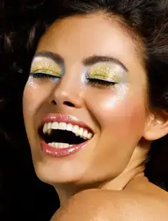 $gold-celebrations-makeup-03.webp