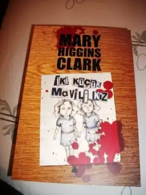 $mary higgins clark iki k&#252;&#231;&#252;k mavili k&#305;z.webp
