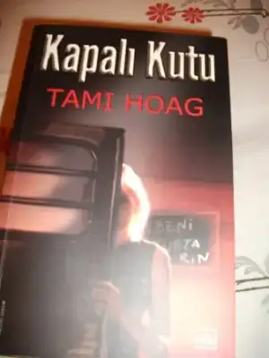 $tami hoag kapal&#305; kutu.webp