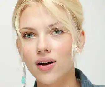 $scarlett_johansson_desktop_3289x3362_wallpaper-247689.webp