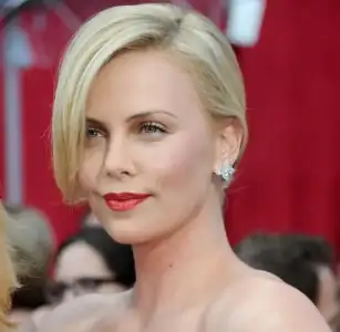 $charlize-theron-2010-oscars-02.webp