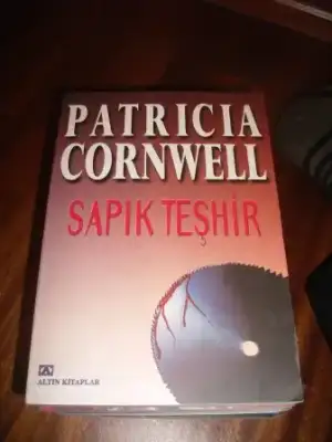 $patricia cornwell sap&#305;k te&#351;hir.webp