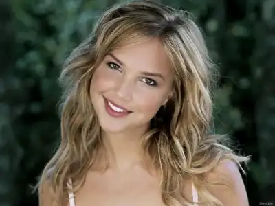 $arielle-kebbel-1024x768-27638.webp