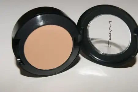 $MAC+Studio+Finish+Concealer+NW20+Review+Swatch+Under+Eye+007.webp