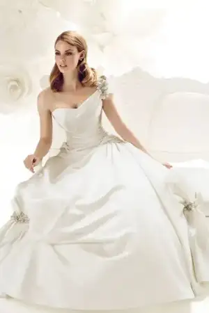 $Simone-Carvalli-2011-wedding-dress.webp