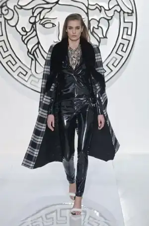 $versace_2013_2014_sonbahar_kis_modelleri_defilesi (4).webp