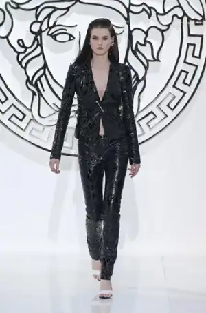 $versace_2013_2014_sonbahar_kis_modelleri_defilesi (5).webp