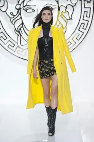 $versace_2013_2014_sonbahar_kis_modelleri_defilesi (15).webp