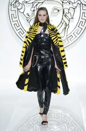 $versace_2013_2014_sonbahar_kis_modelleri_defilesi (20).webp