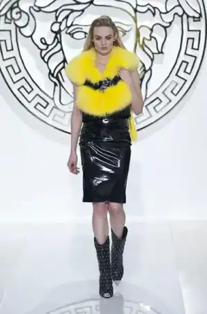 $versace_2013_2014_sonbahar_kis_modelleri_defilesi (22).webp