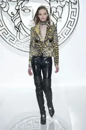 $versace_2013_2014_sonbahar_kis_modelleri_defilesi (26).webp