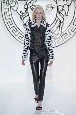 $versace_2013_2014_sonbahar_kis_modelleri_defilesi (30).webp