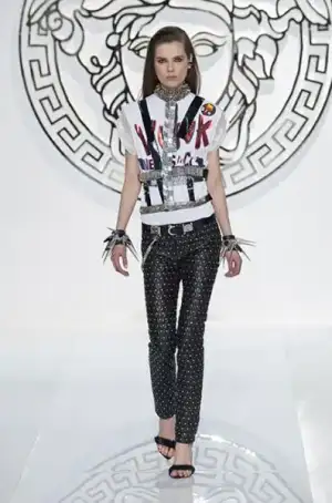 $versace_2013_2014_sonbahar_kis_modelleri_defilesi (31).webp
