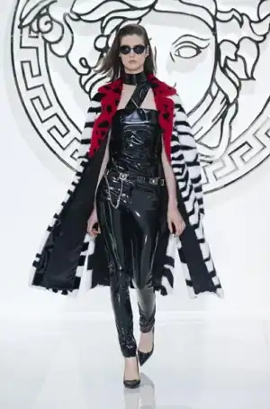 $versace_2013_2014_sonbahar_kis_modelleri_defilesi (34).webp