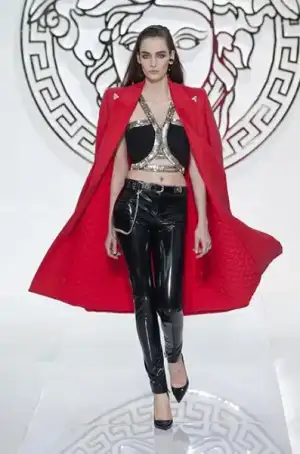 $versace_2013_2014_sonbahar_kis_modelleri_defilesi (36).webp