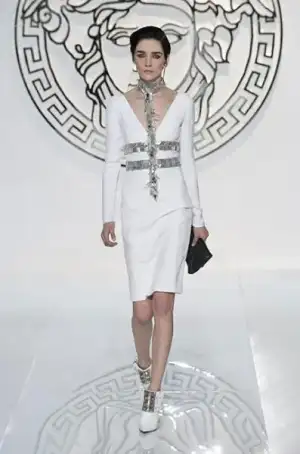 $versace_2013_2014_sonbahar_kis_modelleri_defilesi (37).webp