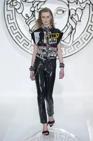 $versace_2013_2014_sonbahar_kis_modelleri_defilesi (40).webp