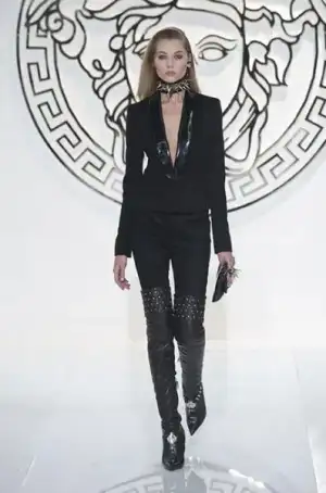 $versace_2013_2014_sonbahar_kis_modelleri_defilesi (43).webp