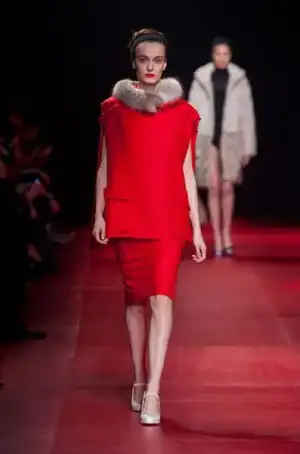 $nina_ricci_2013_2014_sonbahar_kis_modelleri_defilesi (17).webp