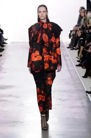$giambattista_valli_2013_2014_sonbahar_kis_defilesi_modelleri_elbise_koleksiyonu (12).webp