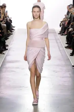 $giambattista_valli_2013_2014_sonbahar_kis_defilesi_modelleri_elbise_koleksiyonu (19).webp