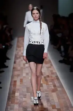 $valentino_sonbahar_kis_2013_2014_defilesi_modelleri_moda_koleksiyonu (16).webp