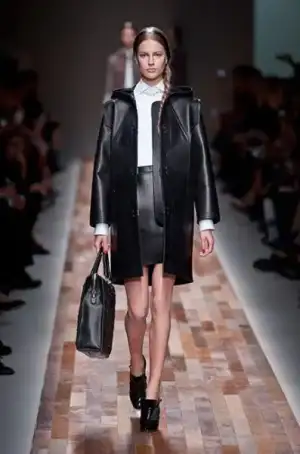 $valentino_sonbahar_kis_2013_2014_defilesi_modelleri_moda_koleksiyonu (20).webp