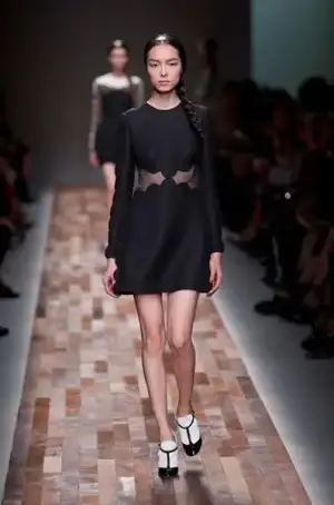 $valentino_sonbahar_kis_2013_2014_defilesi_modelleri_moda_koleksiyonu (33).webp