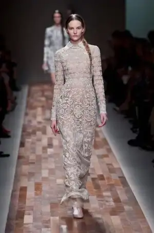 $valentino_sonbahar_kis_2013_2014_defilesi_modelleri_moda_koleksiyonu (49).webp