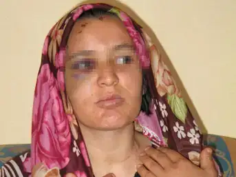 $hamile karisinin karnina oturdu.webp