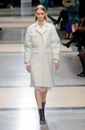 $sacai_sonbahar_kis_2013_2014_modelleri_defilesi_koleksiyonu (3).webp