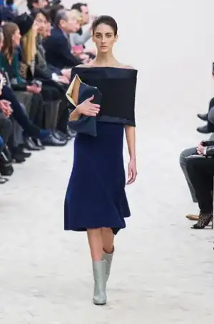 $celine_sonbahar_kis_2013_2014_defilesi_modelleri_koleksiyonu_elbise (26).webp