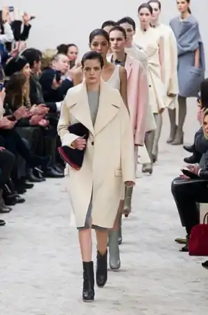 $celine_sonbahar_kis_2013_2014_defilesi_modelleri_koleksiyonu_elbise (27).webp