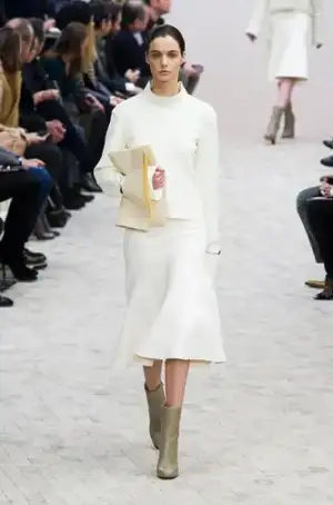 $celine_sonbahar_kis_2013_2014_defilesi_modelleri_koleksiyonu_elbise (33).webp