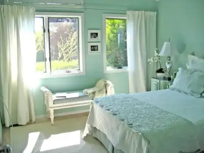 $turquoise-wall-in-bedroom12.webp