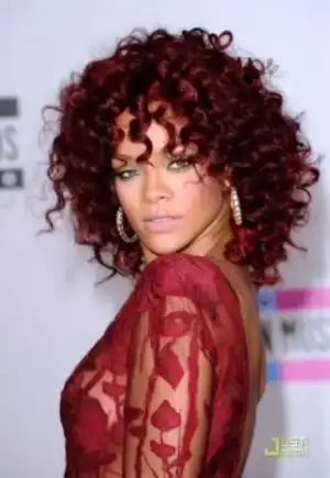 $rihanna-koyu-k&#305;z&#305;l-k&#305;v&#305;rc&#305;k-sa&#231;-modeli-311x450.webp