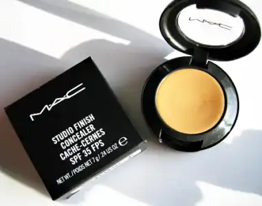 $mac-cosmetics-studio-finish-concealer-nw-35.webp